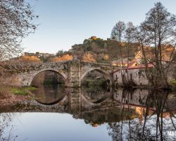 puente-romano-de-allariz-sobre-el-rio-arnoia-visita-al-pueblo-de-allariz-ourense-galicia-espan%cc%83a